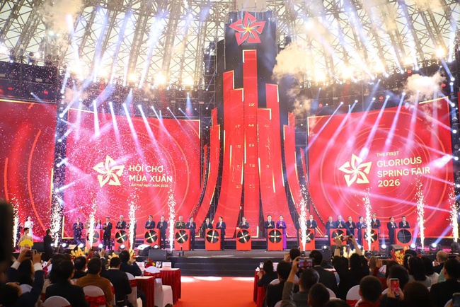 Thủ tướng Chính phủ Phạm Minh Chính tham quan các gian hàng tại Hội chợ Mùa Xuân 2026 - Ảnh 1. Thủ tướng Chính phủ Phạm Minh Chính tham quan các gian hàng tại Hội chợ Mùa Xuân 2026 - Ảnh 1.