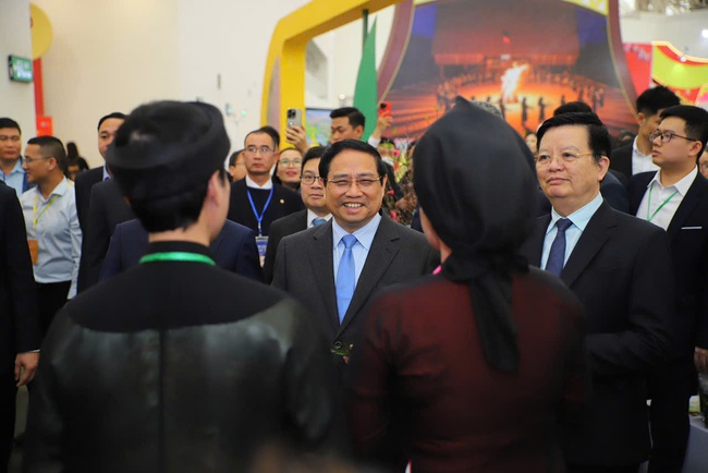 Thủ tướng Chính phủ Phạm Minh Chính tham quan các gian hàng tại Hội chợ Mùa Xuân 2026 - Ảnh 5. Thủ tướng Chính phủ Phạm Minh Chính tham quan các gian hàng tại Hội chợ Mùa Xuân 2026 - Ảnh 5.