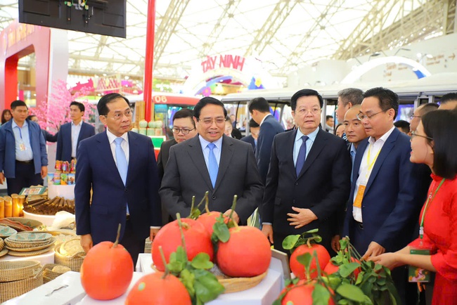 Thủ tướng Chính phủ Phạm Minh Chính tham quan các gian hàng tại Hội chợ Mùa Xuân 2026 - Ảnh 9. Thủ tướng Chính phủ Phạm Minh Chính tham quan các gian hàng tại Hội chợ Mùa Xuân 2026 - Ảnh 9.