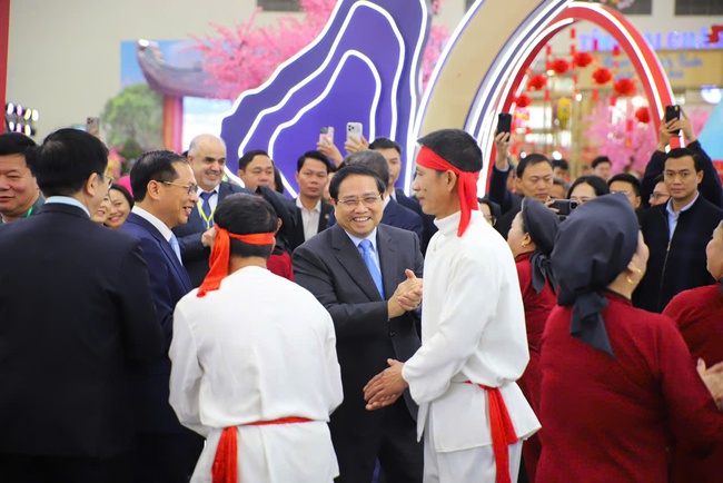 Thủ tướng Chính phủ Phạm Minh Chính tham quan các gian hàng tại Hội chợ Mùa Xuân 2026 - Ảnh 4. Thủ tướng Chính phủ Phạm Minh Chính tham quan các gian hàng tại Hội chợ Mùa Xuân 2026 - Ảnh 4.