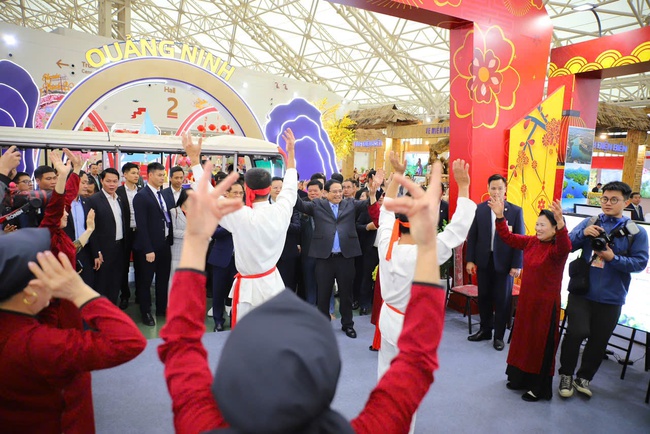 Thủ tướng Chính phủ Phạm Minh Chính tham quan các gian hàng tại Hội chợ Mùa Xuân 2026 - Ảnh 7. Thủ tướng Chính phủ Phạm Minh Chính tham quan các gian hàng tại Hội chợ Mùa Xuân 2026 - Ảnh 7.