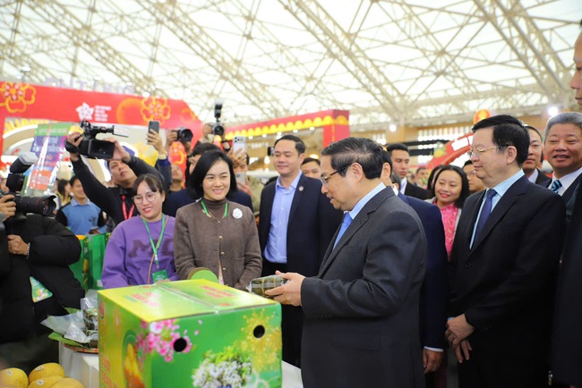 Thủ tướng Chính phủ Phạm Minh Chính tham quan các gian hàng tại Hội chợ Mùa Xuân 2026 - Ảnh 3. Thủ tướng Chính phủ Phạm Minh Chính tham quan các gian hàng tại Hội chợ Mùa Xuân 2026 - Ảnh 3.