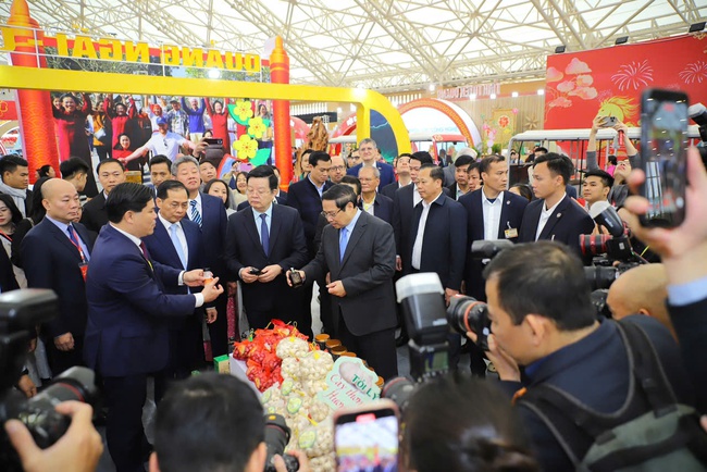 Thủ tướng Chính phủ Phạm Minh Chính tham quan các gian hàng tại Hội chợ Mùa Xuân 2026 - Ảnh 10. Thủ tướng Chính phủ Phạm Minh Chính tham quan các gian hàng tại Hội chợ Mùa Xuân 2026 - Ảnh 10.