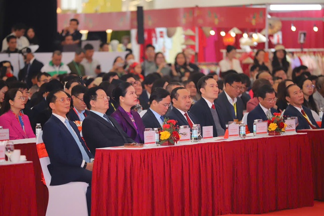 Thủ tướng dự Lễ khai mạc Hội chợ Mùa Xuân lần thứ nhất năm 2026 - Ảnh 3. Thủ tướng dự Lễ khai mạc Hội chợ Mùa Xuân lần thứ nhất năm 2026 - Ảnh 3.