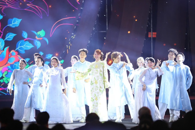 Thủ tướng: Hội chợ Mùa Xuân phải trở thành nhịp cầu đưa công nghiệp văn hóa Việt Nam hòa quyện vào dòng chảy thương mại trong nước, khu vực và toàn cầu - Ảnh 5. Thủ tướng: Hội chợ Mùa Xuân phải trở thành nhịp cầu đưa công nghiệp văn hóa Việt Nam hòa quyện vào dòng chảy thương mại trong nước, khu vực và toàn cầu - Ảnh 5.