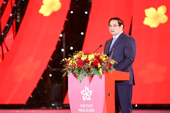 Thủ tướng: Hội chợ Mùa Xuân phải trở thành nhịp cầu đưa công nghiệp văn hóa Việt Nam hòa quyện vào dòng chảy thương mại trong nước, khu vực và toàn cầu - Ảnh 3. Thủ tướng: Hội chợ Mùa Xuân phải trở thành nhịp cầu đưa công nghiệp văn hóa Việt Nam hòa quyện vào dòng chảy thương mại trong nước, khu vực và toàn cầu - Ảnh 3.