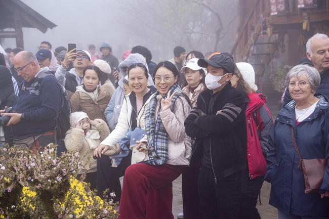 Sa Pa: Hàng nghìn du khách hào hứng "Mở cổng trời", trẩy hội Bản Mây tại Fansipan - Ảnh 9. Sa Pa: Hàng nghìn du khách hào hứng "Mở cổng trời", trẩy hội Bản Mây tại Fansipan - Ảnh 9.