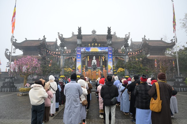 Sa Pa: Hàng nghìn du khách hào hứng "Mở cổng trời", trẩy hội Bản Mây tại Fansipan - Ảnh 2. Sa Pa: Hàng nghìn du khách hào hứng "Mở cổng trời", trẩy hội Bản Mây tại Fansipan - Ảnh 2.