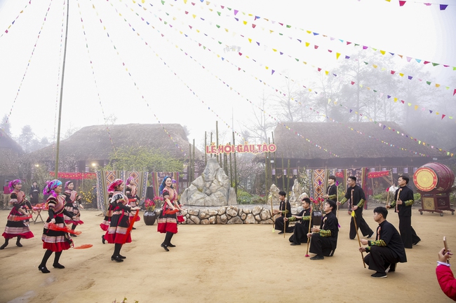 Sa Pa: Hàng nghìn du khách hào hứng "Mở cổng trời", trẩy hội Bản Mây tại Fansipan - Ảnh 6. Sa Pa: Hàng nghìn du khách hào hứng "Mở cổng trời", trẩy hội Bản Mây tại Fansipan - Ảnh 6.