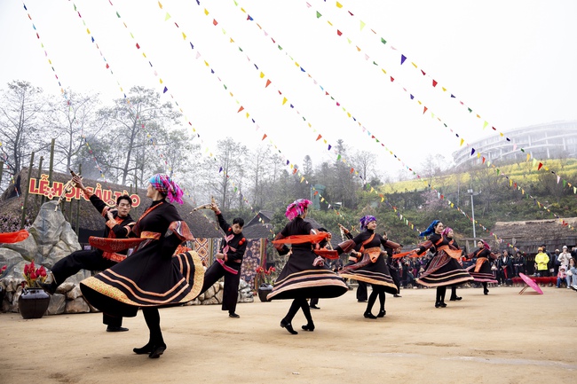 Sa Pa: Hàng nghìn du khách hào hứng "Mở cổng trời", trẩy hội Bản Mây tại Fansipan - Ảnh 5. Sa Pa: Hàng nghìn du khách hào hứng "Mở cổng trời", trẩy hội Bản Mây tại Fansipan - Ảnh 5.