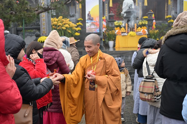 Sa Pa: Hàng nghìn du khách hào hứng "Mở cổng trời", trẩy hội Bản Mây tại Fansipan - Ảnh 3. Sa Pa: Hàng nghìn du khách hào hứng "Mở cổng trời", trẩy hội Bản Mây tại Fansipan - Ảnh 3.