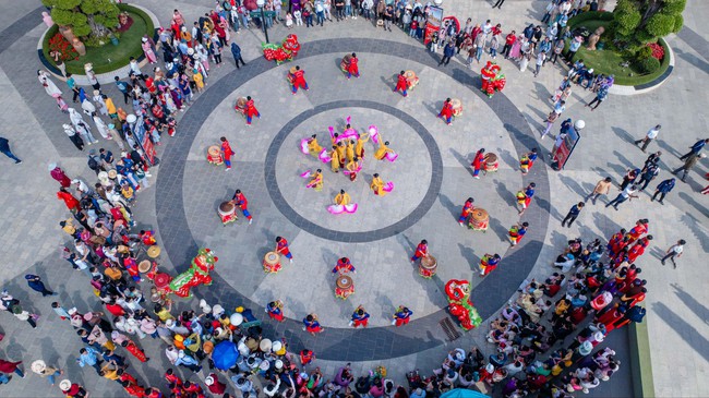 Hàng vạn du khách về Tây Ninh hành hương và chơi Hội xuân núi Bà - Ảnh 1.