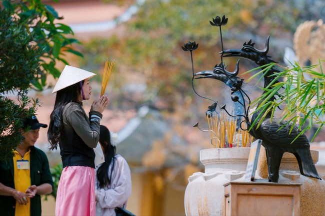 Hàng vạn du khách về Tây Ninh hành hương và chơi Hội xuân núi Bà - Ảnh 3.