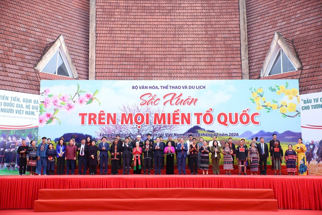 Ảnh: Rộn ràng ngày hội “Sắc Xuân trên mọi miền Tổ quốc” - Ảnh 15. Ảnh: Rộn ràng ngày hội “Sắc Xuân trên mọi miền Tổ quốc” - Ảnh 15.