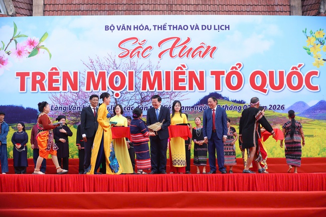 Ảnh: Rộn ràng ngày hội “Sắc Xuân trên mọi miền Tổ quốc” - Ảnh 5. Ảnh: Rộn ràng ngày hội “Sắc Xuân trên mọi miền Tổ quốc” - Ảnh 5.
