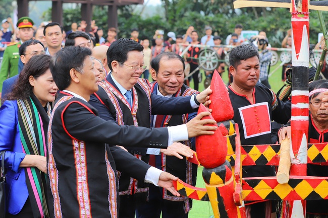 Ảnh: Rộn ràng ngày hội “Sắc Xuân trên mọi miền Tổ quốc” - Ảnh 6. Ảnh: Rộn ràng ngày hội “Sắc Xuân trên mọi miền Tổ quốc” - Ảnh 6.