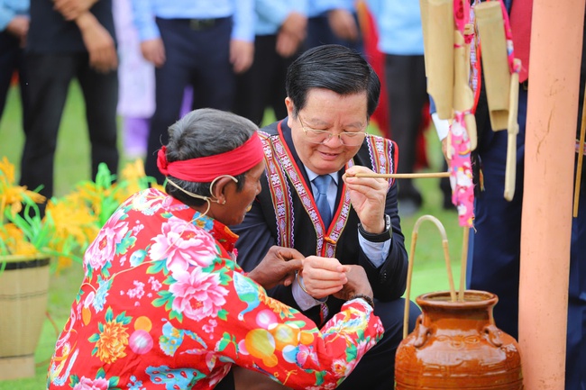 Ảnh: Rộn ràng ngày hội “Sắc Xuân trên mọi miền Tổ quốc” - Ảnh 7. Ảnh: Rộn ràng ngày hội “Sắc Xuân trên mọi miền Tổ quốc” - Ảnh 7.