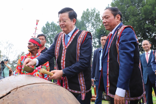 Ảnh: Rộn ràng ngày hội “Sắc Xuân trên mọi miền Tổ quốc” - Ảnh 9. Ảnh: Rộn ràng ngày hội “Sắc Xuân trên mọi miền Tổ quốc” - Ảnh 9.