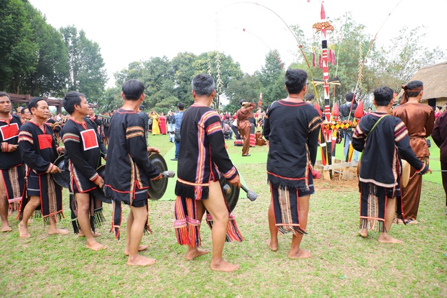 Ảnh: Rộn ràng ngày hội “Sắc Xuân trên mọi miền Tổ quốc” - Ảnh 12. Ảnh: Rộn ràng ngày hội “Sắc Xuân trên mọi miền Tổ quốc” - Ảnh 12.