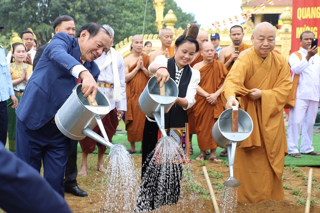 Ảnh: Rộn ràng ngày hội “Sắc Xuân trên mọi miền Tổ quốc” - Ảnh 14. Ảnh: Rộn ràng ngày hội “Sắc Xuân trên mọi miền Tổ quốc” - Ảnh 14.