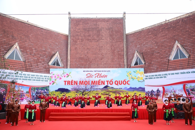 Khai mạc Ngày hội "Sắc xuân trên mọi miền Tổ quốc" năm 2026 - Ảnh 4. Khai mạc Ngày hội "Sắc xuân trên mọi miền Tổ quốc" năm 2026 - Ảnh 4.