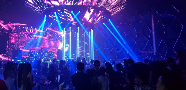 Nghệ An phân cấp thẩm quyền cấp, điều chỉnh, thu hồi giấy phép kinh doanh dịch vụ karaoke, vũ trường - Ảnh 1.