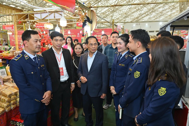 Phó Thủ tướng: Duy trì và làm phong phú các hoạt động văn hóa, nghệ thuật vùng miền tại Hội chợ Mùa Xuân - Ảnh 1.