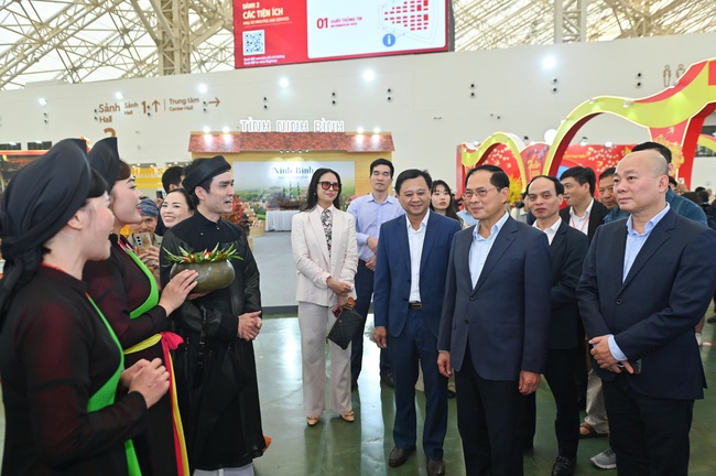 Phó Thủ tướng: Duy trì và làm phong phú các hoạt động văn hóa, nghệ thuật vùng miền tại Hội chợ Mùa Xuân - Ảnh 5.