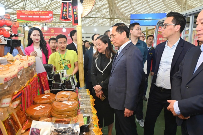 Phó Thủ tướng: Duy trì và làm phong phú các hoạt động văn hóa, nghệ thuật vùng miền tại Hội chợ Mùa Xuân - Ảnh 4.