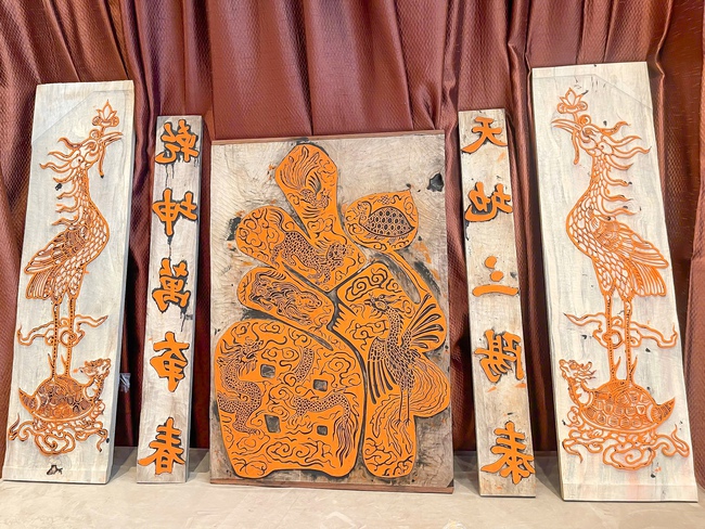 Hồi sinh nghề Liễn làng Chuồn: Đưa di sản tranh dân gian Việt Nam trở lại đời sống đường đại - Ảnh 2.