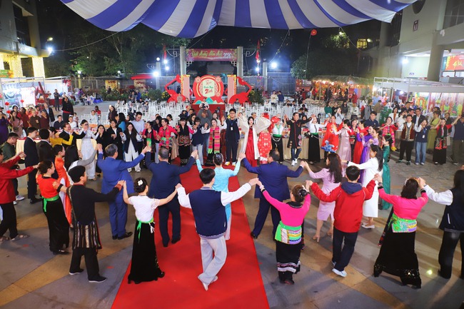 Khai mạc Hội Xuân Bính Ngọ 2026: Tôn vinh bản sắc Việt và gắn kết tình hữu nghị quốc tế - Ảnh 3.