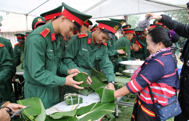 "Bánh chưng xanh - Tết vì người nghèo" - lan tỏa tinh thần tương thân, tương ái dịp Tết đến Xuân về - Ảnh 4.