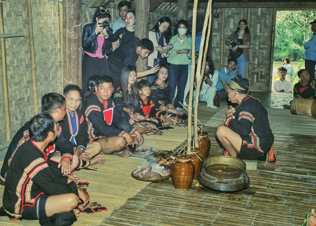 Tái hiện Lễ cúng sức khỏe của đồng bào Gia Rai tỉnh Đắk Lắk - Ảnh 1. Tái hiện Lễ cúng sức khỏe của đồng bào Gia Rai tỉnh Đắk Lắk - Ảnh 1.