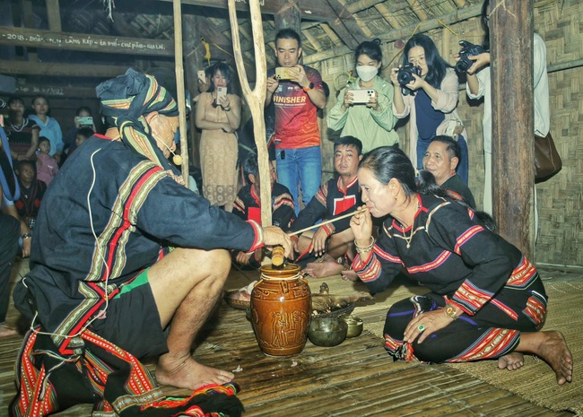 Tái hiện Lễ cúng sức khỏe của đồng bào Gia Rai tỉnh Đắk Lắk - Ảnh 5. Tái hiện Lễ cúng sức khỏe của đồng bào Gia Rai tỉnh Đắk Lắk - Ảnh 5.