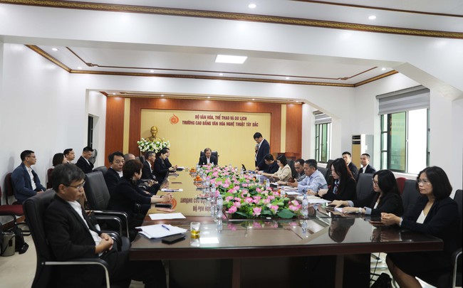 Thứ trưởng Tạ Quang Đông thăm và làm việc với Trường Cao đẳng Văn hóa Nghệ thuật Tây Bắc  - Ảnh 1.