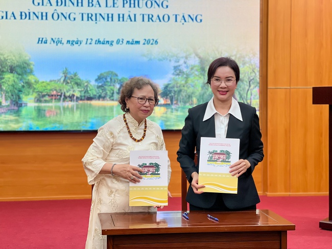 Tiếp nhận nhiều ảnh tư liệu quý về Chủ tịch Hồ Chí Minh - Ảnh 2.