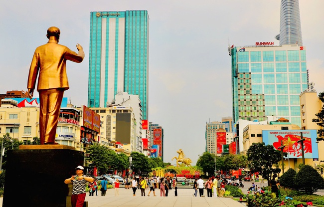 TP.HCM bừng sắc cờ hoa trước Ngày hội non sông - Ảnh 1.