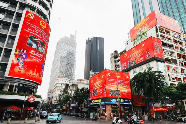 TP.HCM bừng sắc cờ hoa trước Ngày hội non sông - Ảnh 2.