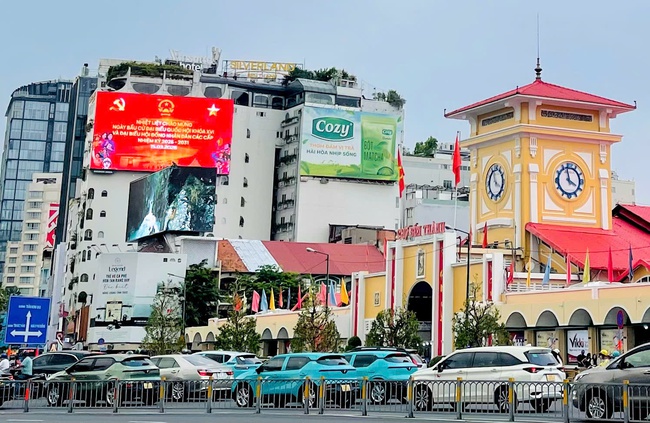 TP.HCM bừng sắc cờ hoa trước Ngày hội non sông - Ảnh 11.