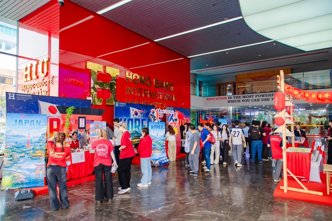 Hàng người bạn trẻ tham gia International Culture Day 2026 - Ảnh 3.