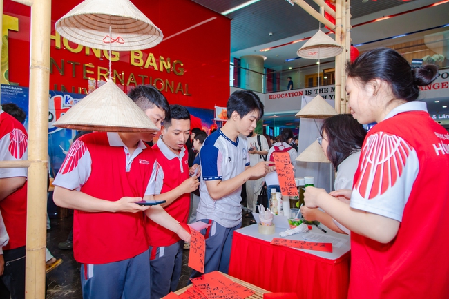 Hàng người bạn trẻ tham gia International Culture Day 2026 - Ảnh 2.