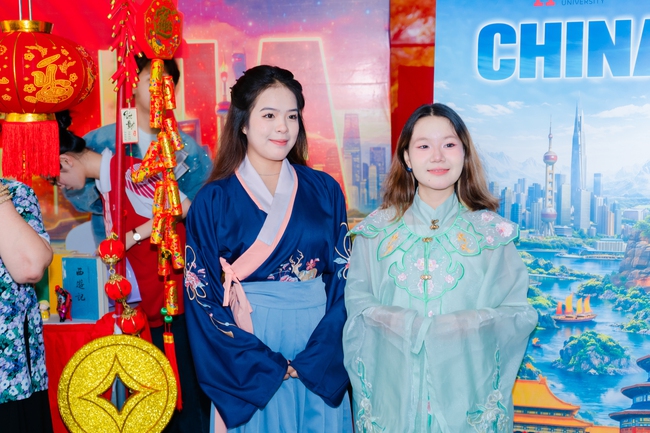 Hàng người bạn trẻ tham gia International Culture Day 2026 - Ảnh 1.