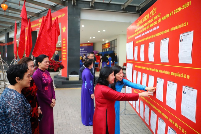 Bộ trưởng Nguyễn Văn Hùng bỏ phiếu bầu cử tại Khu vực số 7, phường Xuân Đỉnh, Hà Nội - Ảnh 6. Bộ trưởng Nguyễn Văn Hùng bỏ phiếu bầu cử tại Khu vực số 7, phường Xuân Đỉnh, Hà Nội - Ảnh 6.