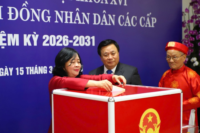 Bộ trưởng Nguyễn Văn Hùng bỏ phiếu bầu cử tại Khu vực số 7, phường Xuân Đỉnh, Hà Nội - Ảnh 3. Bộ trưởng Nguyễn Văn Hùng bỏ phiếu bầu cử tại Khu vực số 7, phường Xuân Đỉnh, Hà Nội - Ảnh 3.