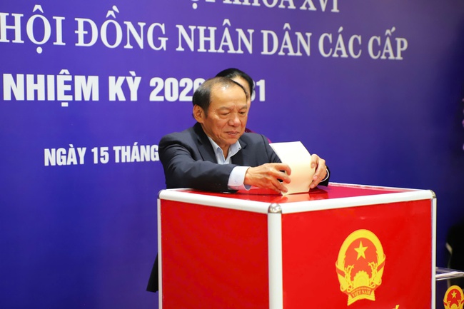 Bộ trưởng Nguyễn Văn Hùng bỏ phiếu bầu cử tại Khu vực số 7, phường Xuân Đỉnh, Hà Nội - Ảnh 4. Bộ trưởng Nguyễn Văn Hùng bỏ phiếu bầu cử tại Khu vực số 7, phường Xuân Đỉnh, Hà Nội - Ảnh 4.