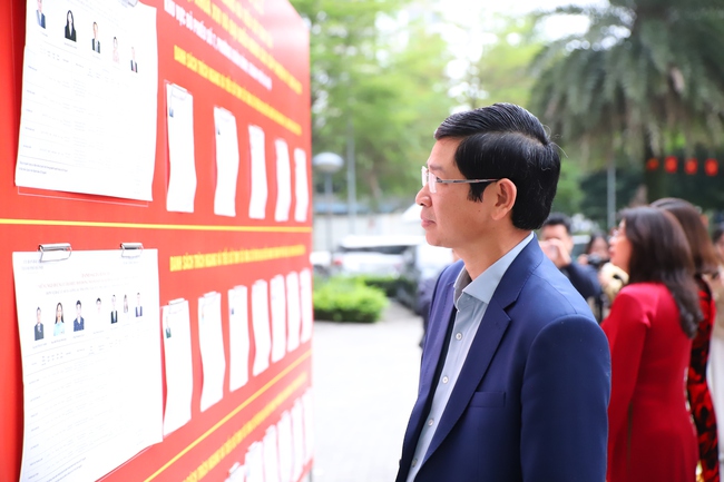 [Ảnh] Không khí bầu cử tại khu vực bỏ phiếu số 7, phường Xuân Đỉnh, thành phố Hà Nội - Ảnh 2.