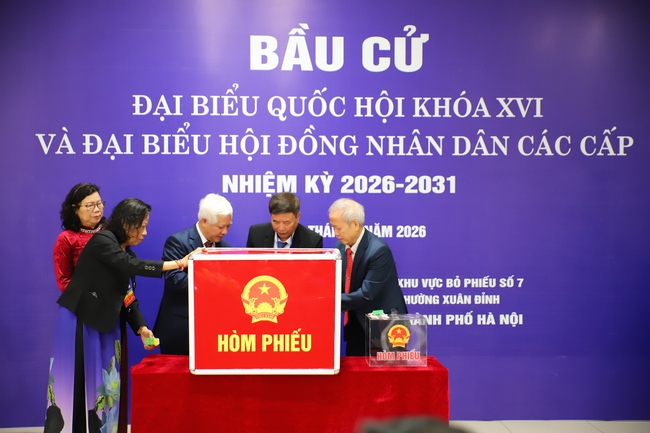 [Ảnh] Không khí bầu cử tại khu vực bỏ phiếu số 7, phường Xuân Đỉnh, thành phố Hà Nội - Ảnh 5.