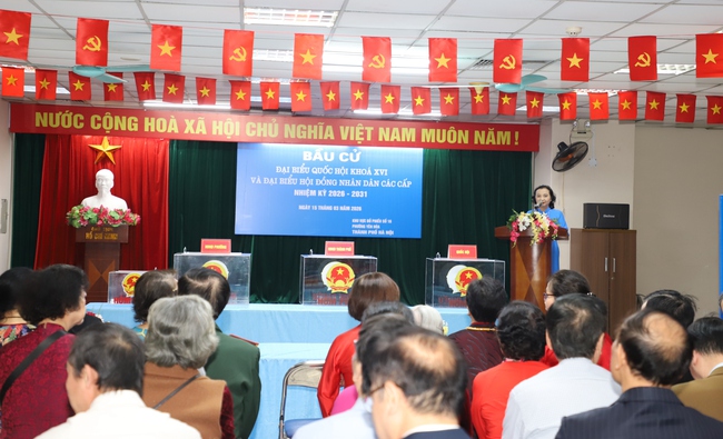 Thứ trưởng Thường trực Lâm Thị Phương Thanh bỏ phiếu bầu cử tại Khu vực số 16, phường Yên Hòa, Hà Nội - Ảnh 7. Thứ trưởng Thường trực Lâm Thị Phương Thanh bỏ phiếu bầu cử tại Khu vực số 16, phường Yên Hòa, Hà Nội - Ảnh 7.