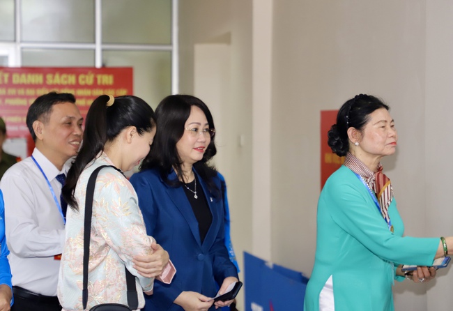 Thứ trưởng Thường trực Lâm Thị Phương Thanh bỏ phiếu bầu cử tại Khu vực số 16, phường Yên Hòa, Hà Nội - Ảnh 8. Thứ trưởng Thường trực Lâm Thị Phương Thanh bỏ phiếu bầu cử tại Khu vực số 16, phường Yên Hòa, Hà Nội - Ảnh 8.