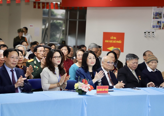 Thứ trưởng Thường trực Lâm Thị Phương Thanh bỏ phiếu bầu cử tại Khu vực số 16, phường Yên Hòa, Hà Nội - Ảnh 1. Thứ trưởng Thường trực Lâm Thị Phương Thanh bỏ phiếu bầu cử tại Khu vực số 16, phường Yên Hòa, Hà Nội - Ảnh 1.